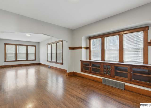 Property at 812 N 48th St, Omaha, NE 68132, 3 beds, 3 baths