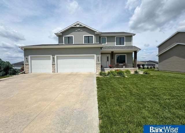 Property at 6500 Bridle Ln, Lincoln, NE 68516, 5 beds, 2.5 baths