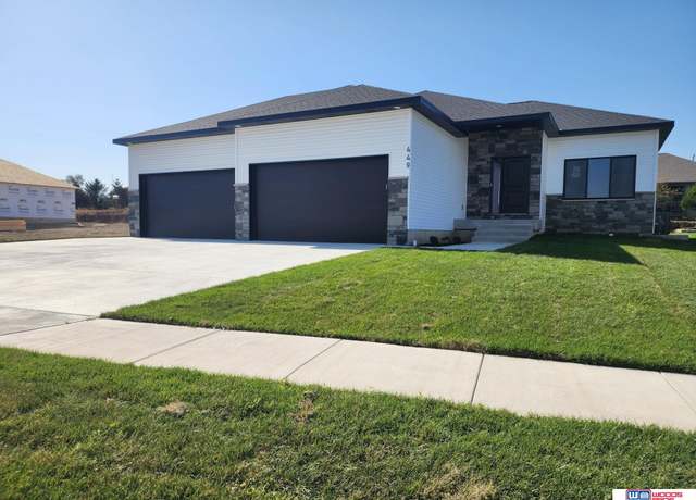 Property at 449 Half Moon Dr, Lincoln, NE 68527, 5 beds, 3 baths