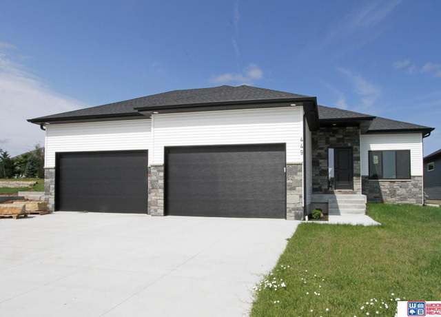 Property at 449 Half Moon Dr, Lincoln, NE 68527, 5 beds, 3 baths