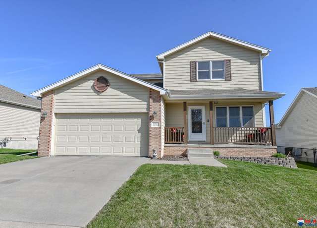 Property at 8760 Garland St, Lincoln, NE 68505, 3 beds, 3.5 baths