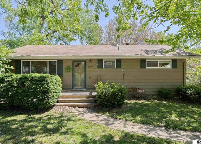 Property at 1909 Collins Dr, Bellevue, NE 68005, 3 beds, 2 baths