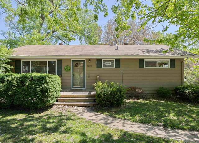 Property at 1909 Collins Dr, Bellevue, NE 68005, 3 beds, 2 baths