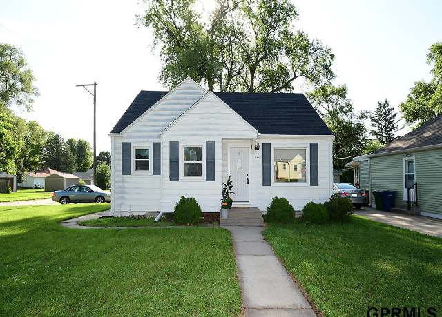 Property at 2521 Jackson St, Bellevue, NE 68005, 3 beds, 1.5 baths