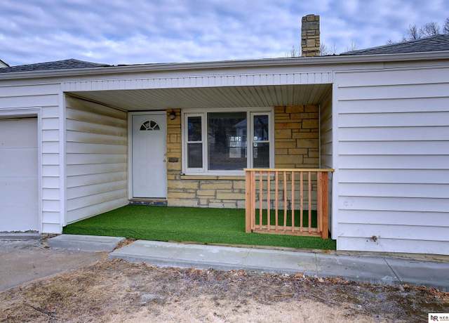 Property at 5014 Pinkney, Omaha, NE 68104, 4 beds, 2 baths