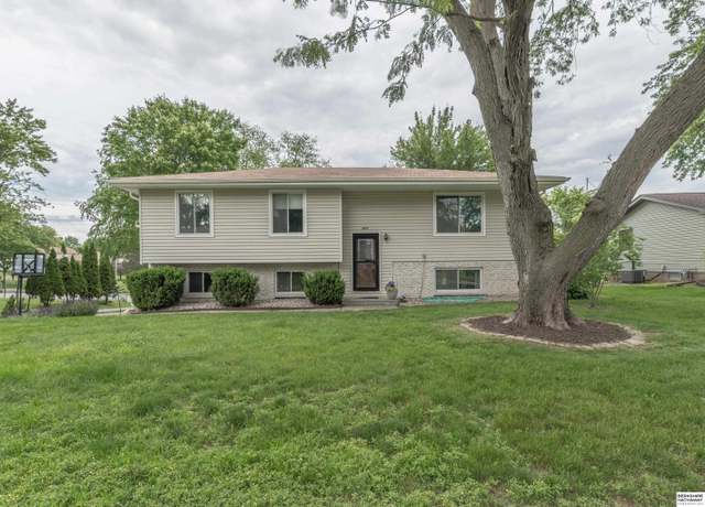 Property at 802 Shannon Rd, Papillion, NE 68046, 3 beds, 2.5 baths
