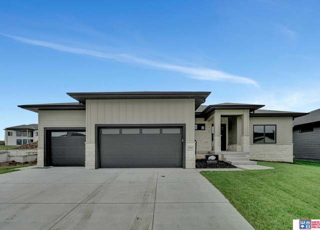 Property at 9400 S 86th St, Lincoln, NE 68526, 4 beds, 3 baths