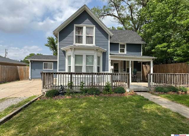 Property at 1424 Grant St, Beatrice, NE 68310, 4 beds, 1 bath