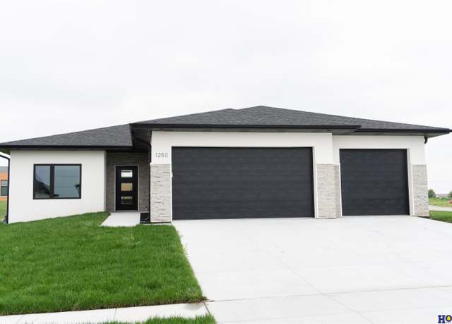 Property at 840 Middleton Ave, Lincoln, NE 68521, 6 beds, 3.5 baths