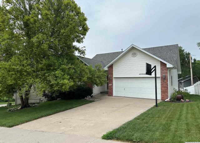 Property at 407 N Mckenna Ave, Gretna, NE 68028, 4 beds, 3 baths