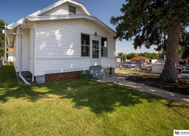 Property at 5135 S 38th St, Omaha, NE 68107, 3 beds, 1.5 baths