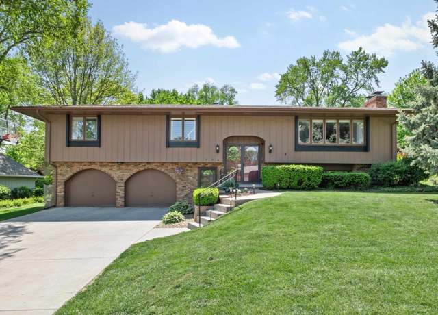 Property at 724 Leawood Dr, Omaha, NE 68154, 4 beds, 3 baths