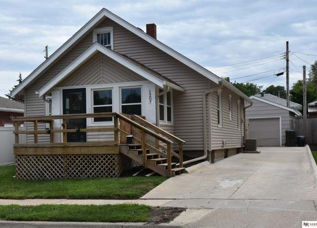 Property at 1207 Pawnee St, Lincoln, NE 68502, 2 beds, 2 baths