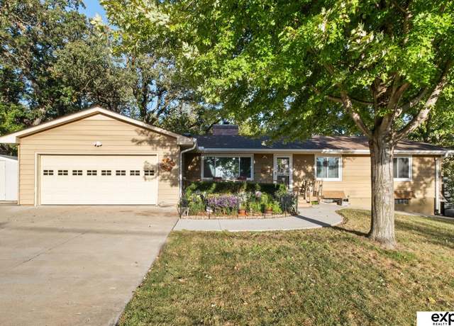 Property at 1107 Bellevue Blvd S, Bellevue, NE 68005, 4 beds, 3 baths