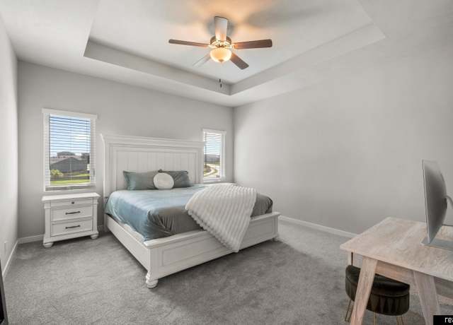 Property at 11301 Horizon Cir, Papillion, NE 68046, 4 beds, 3.5 baths