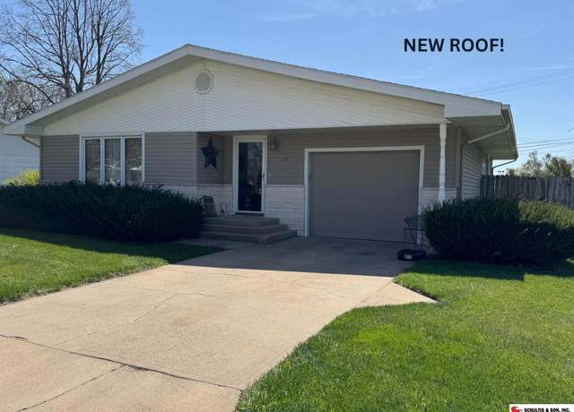 Property at 915 Circle Dr, Fairbury, NE 68352, 3 beds, 1 bath