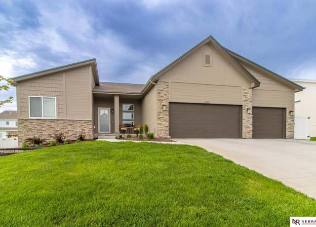 Property at 11717 S 112th St, Papillion, NE 68046, 5 beds, 3 baths