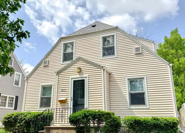 Property at 211 N 31st St, Lincoln, NE 68503, 3 beds, 2 baths