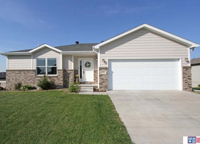 Property at 943 Barker Ln, Lincoln, NE 68521, 3 beds, 3 baths