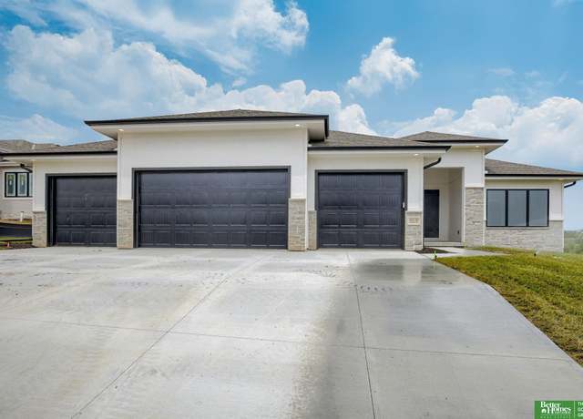 Property at 10110 Laramie St, Papillion, NE 68046, 5 beds, 3 baths
