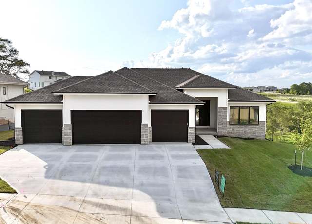 Property at 10110 Laramie St, Papillion, NE 68046, 5 beds, 3 baths