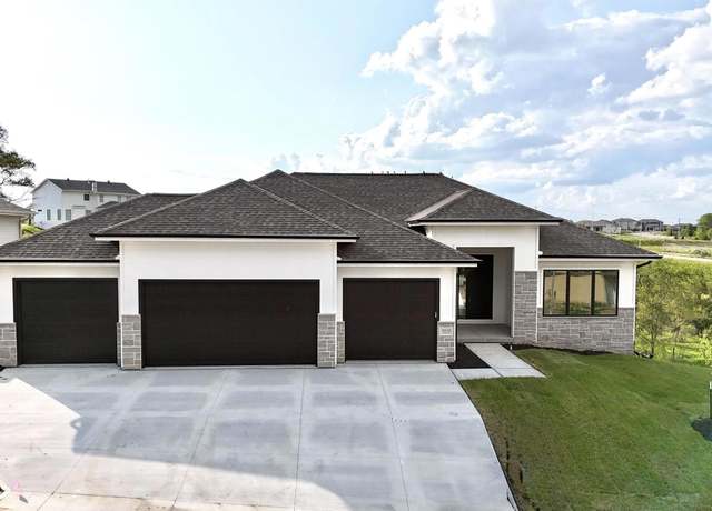 Property at 10110 Laramie St, Papillion, NE 68046, 5 beds, 3 baths
