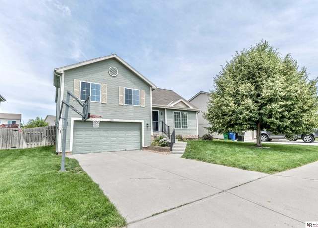 Property at 13913 Springview Dr, Papillion, NE 68133, 3 beds, 2 baths