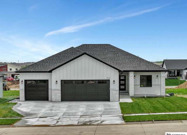Property at 612 N 107th St, Lincoln, NE 68527, 4 beds, 3 baths