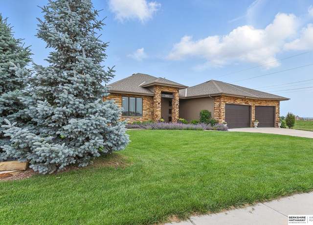 Property at 18652 Webster Cir, Elkhorn, NE 68022, 4 beds, 2.5 baths