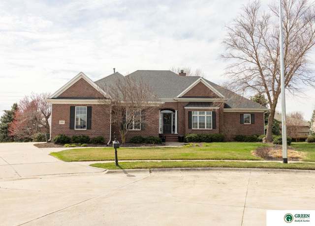 Property at 1606 Colonial Dr, York, NE 68467, 5 beds, 4 baths