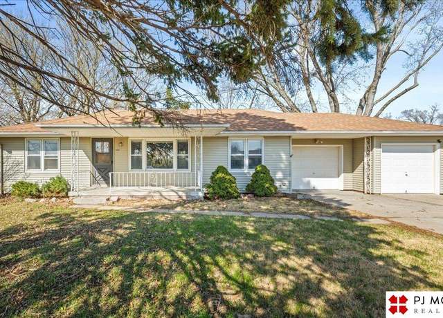 Property at 3701 Aurora Dr, Omaha, NE 68134, 2 beds, 2 baths