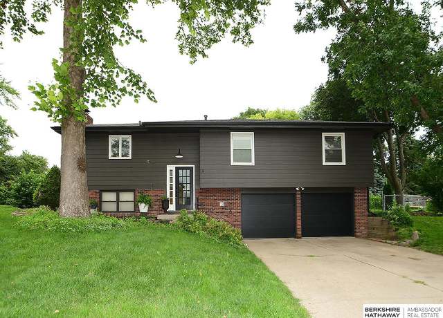 Property at 12916 Southdale Dr, Omaha, NE 68137, 3 beds, 2 baths