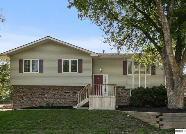 Property at 221 Lindale Cir, Hickman, NE 68372, 3 beds, 2 baths