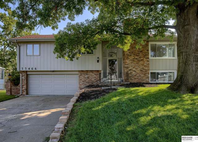 Property at 11466 Queens Dr, Omaha, NE 68164, 3 beds, 2.5 baths