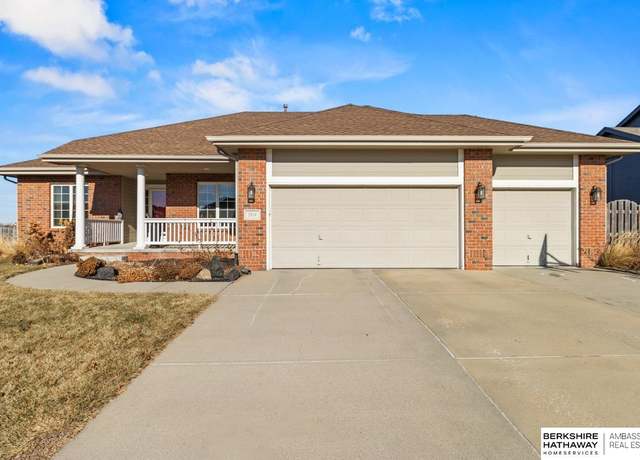 Property at 1914 Apollo Ln, Papillion, NE 68133, 4 beds, 3 baths