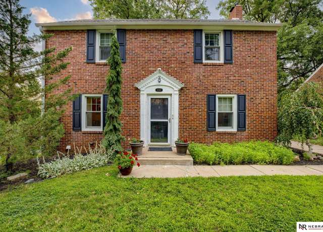 Property at 2120 S 34th St, Lincoln, NE 68506, 3 beds, 2.5 baths