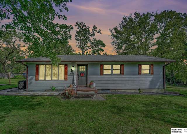 Property at 14840 Thayer St, Lincoln, NE 68527, 3 beds, 1.5 baths