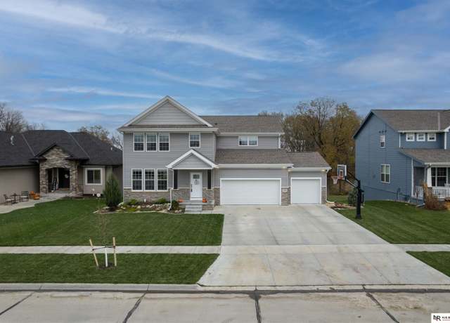 Property at 3208 N 95th St, Lincoln, NE 68507, 5 beds, 3.5 baths