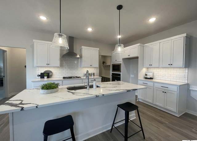 Property at 11004 Bearcreek Dr, Papillion, NE 68046, 4 beds, 2.5 baths