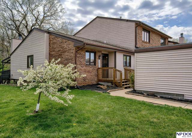 Property at 2332 Southwood Pl, Lincoln, NE 68512, 2 beds, 2 baths