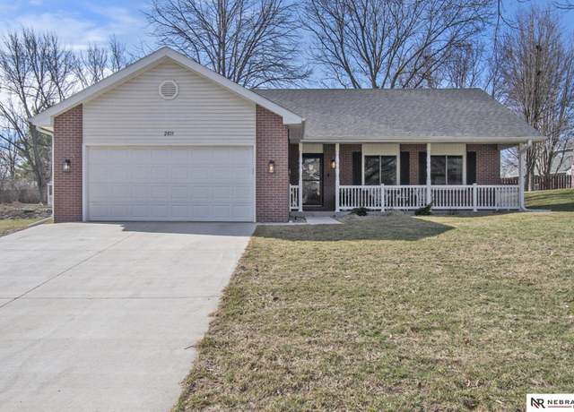 Property at 2611 Jacquelyn Dr, Lincoln, NE 68512, 2 beds, 3 baths