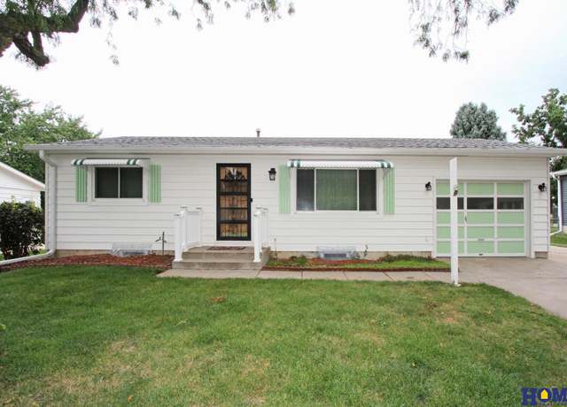 Property at 8142 Beechwood Dr, Lincoln, NE 68510, 2 beds, 2 baths