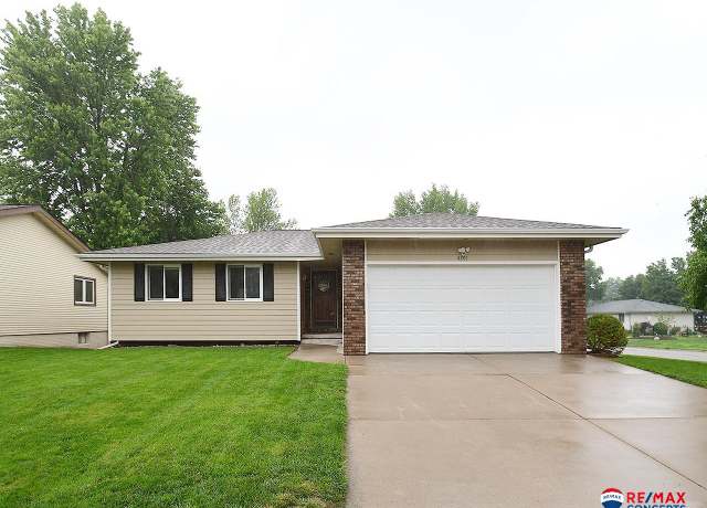 Property at 4201 Jacquelyn Dr, Lincoln, NE 68516, 3 beds, 2 baths