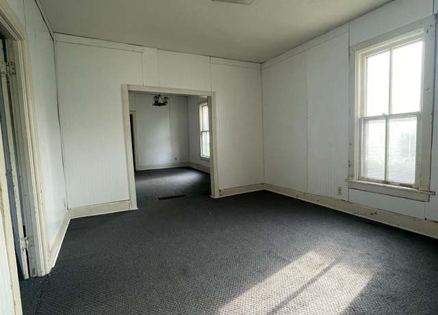 Property at 814 W 5th St, Fremont, NE 68025, 3 beds, 1 bath