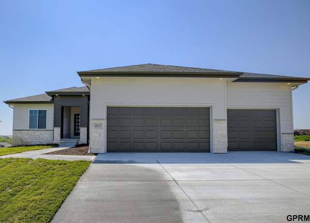 Property at 20137 R St, Omaha, NE 68135, 5 beds, 3 baths