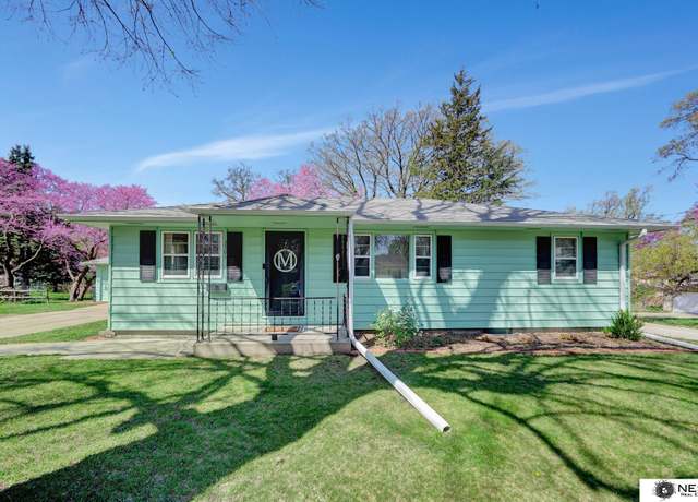 Property at 2501 S 38th St, Lincoln, NE 68506, 3 beds, 2 baths