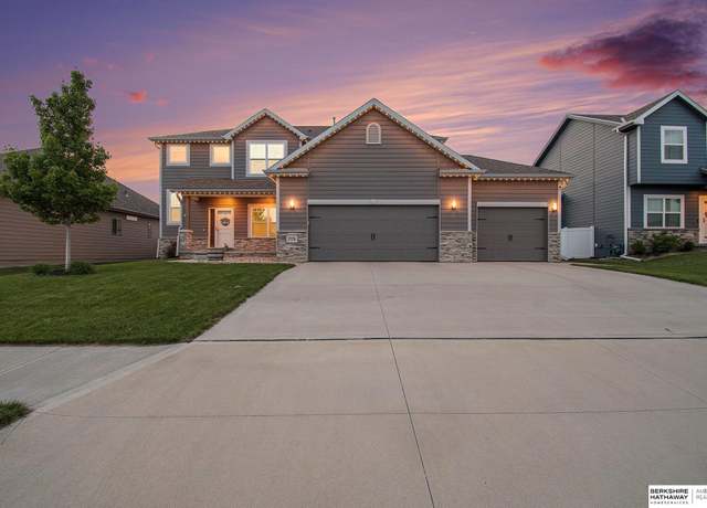 Property at 17176 Summit St, Bennington, NE 68007, 5 beds, 3.5 baths