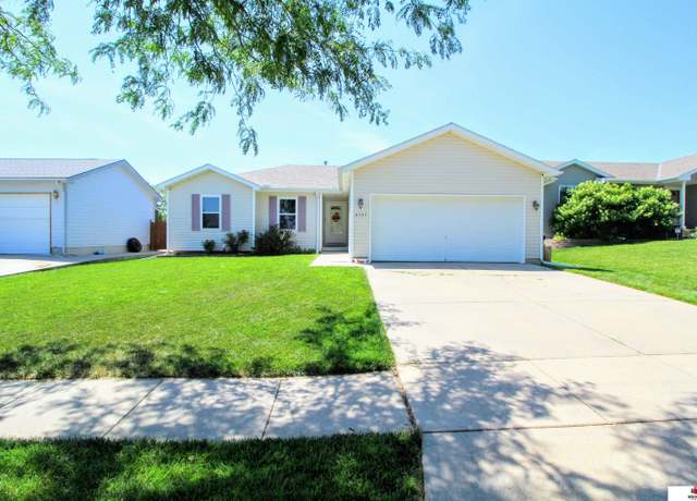 Property at 4137 W Thatcher Ln, Lincoln, NE 68528, 4 beds, 3 baths