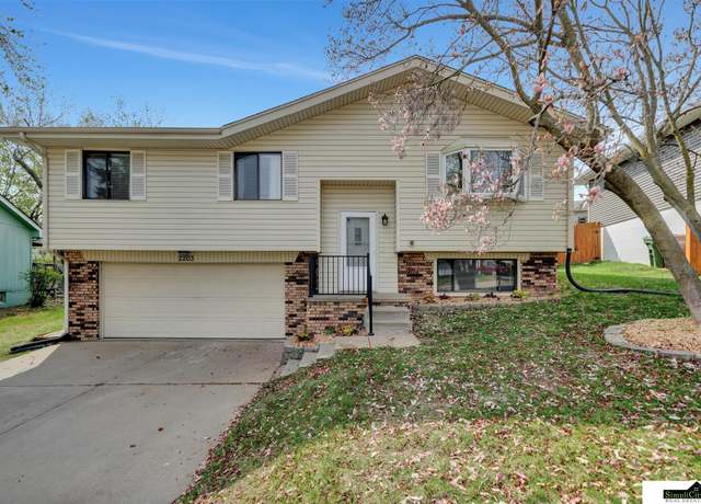 Property at 2203 Coventry Dr, Bellevue, NE 68123, 3 beds, 2 baths