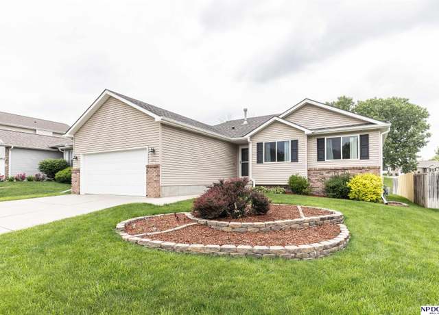 Property at 1921 NW 46th St, Lincoln, NE 68528, 4 beds, 2 baths